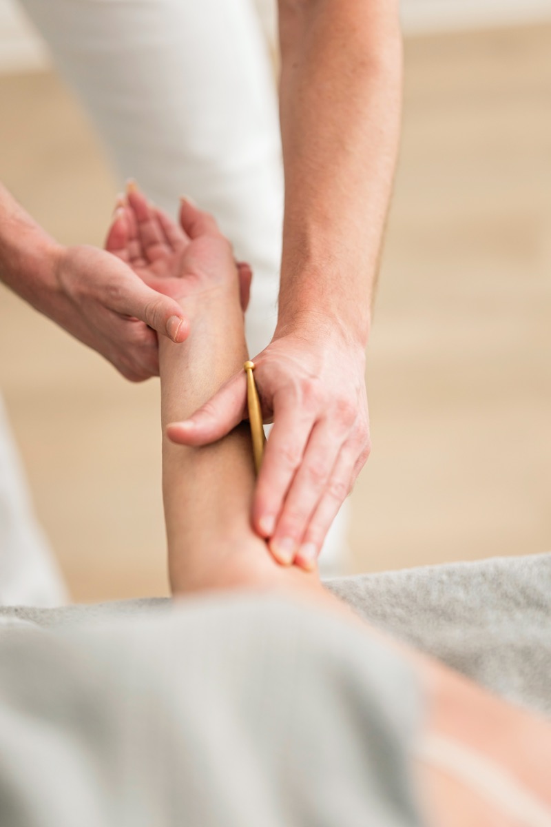 Akupunkturmeridianmassage in heller, hochwertiger Bildsprache